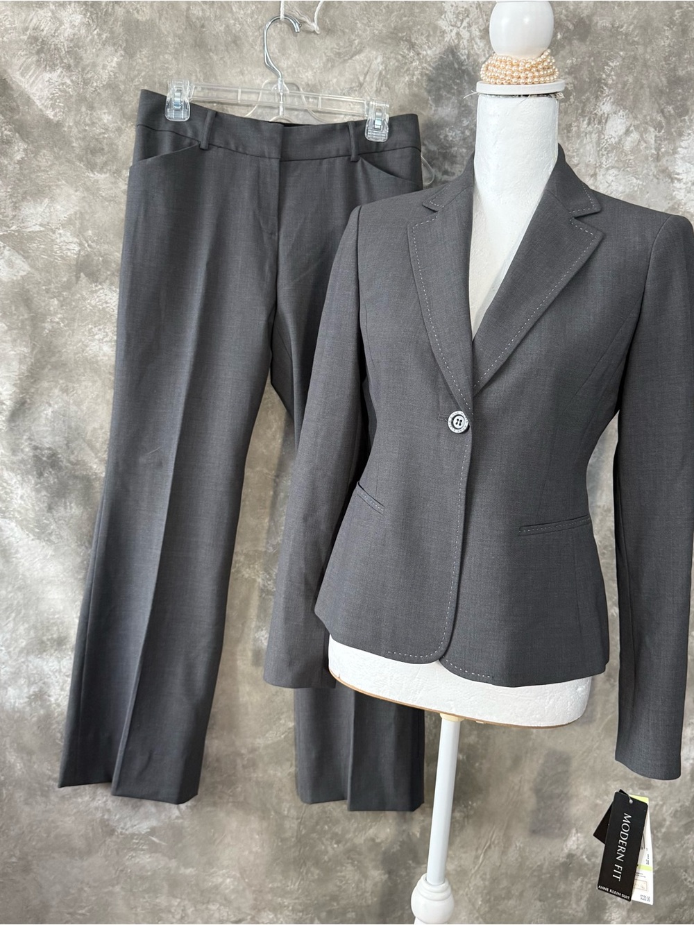Anne Klein Petite Gray Women's Suit Jacket and Pants (love 28)